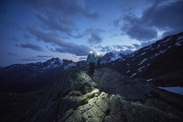 Junges Paar beim Nachtwandern mit Stirnlampen, Schnalstaler Gletscher, Schnalstal, Südtirol, Italien - ISF13933