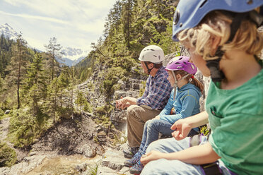 Vater und Kinder genießen die Aussicht auf einem Hügel, Ehrwald, Tirol, Österreich - ISF13950