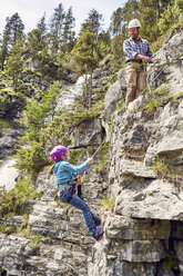 Vater und Kind beim Klettern, Ehrwald, Tirol, Österreich - ISF13951