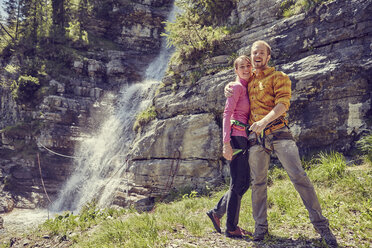 Bergsteiger beim Umarmen, Wasserfall im Hintergrund, Ehrwald, Tirol, Österreich - ISF13971