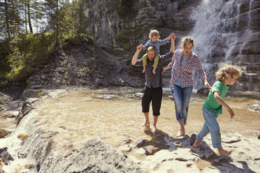 Zwei-Generationen-Familie beim Spaß am Wasserfall, Ehrwald, Tirol, Österreich - ISF13972
