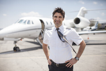 Porträt von männlichen Privatjet-Piloten am Flughafen - ISF13982