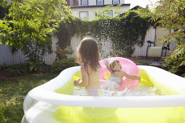 Mädchen haben Spaß im aufblasbaren Pool - ISF13984