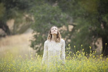 Frau genießt die frische Luft im Park, Stoney Point, Topanga Canyon, Chatsworth, Los Angeles, Kalifornien, USA - ISF13993