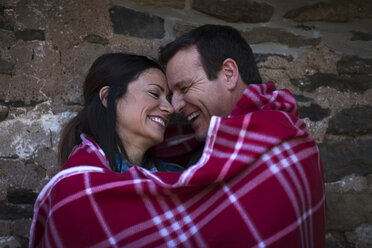 Glückliches romantisches reifes Paar in Decke eingewickelt bei Nacht - ISF14045