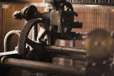 Eiserne Rädchen an einer alten Webmaschine in einer Textilfabrik - ISF14076