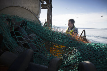 Fischer bei der Netzvorbereitung, Isle of Skye, Schottland - ISF14099