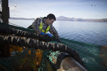 Fischer, der sein Netz ins Meer wirft, Isle of Skye, Schottland - ISF14100