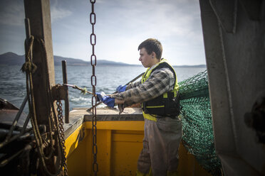 Fischer beim Einholen des Netzes, Isle of Skye, Schottland - ISF14101