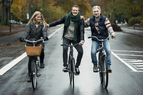 Freunde radeln auf der Straße, lizenzfreies Stockfoto