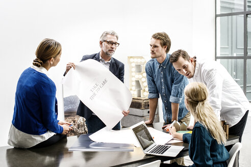 Geschäftsleute bei einem Treffen im Büro - CUF33178