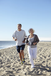 Pärchen joggt am Strand - CUF33200