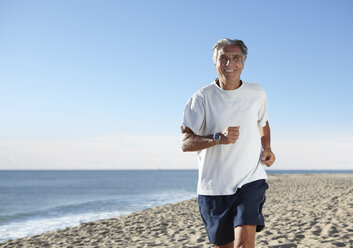 Älterer Mann joggt am Strand - CUF33201