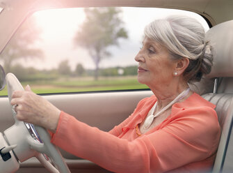 Elegante ältere Frau fährt im Auto - CUF33234