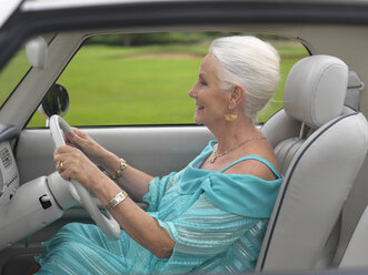 Glamouröse ältere Frau fährt im Auto - CUF33236