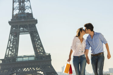 Junges Paar küsst sich in der Nähe des Eiffelturms, Paris, Frankreich - CUF33239