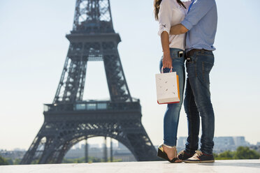 Junges Paar umarmt sich vor dem Eiffelturm, Paris, Frankreich - CUF33242