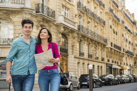 Junges Paar mit Landkarte, Paris, Frankreich, lizenzfreies Stockfoto