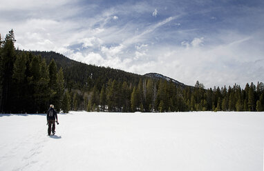 Junger Mann beim Wandern im Schnee am Lake Tahoe, Kalifornien, USA - CUF33261