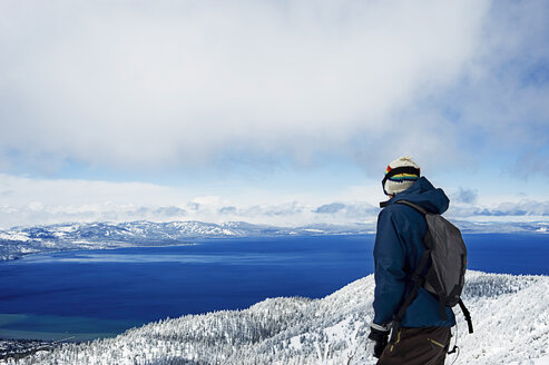 Junger männlicher Wanderer genießt die Aussicht, Lake Tahoe, Kalifornien, USA - CUF33267