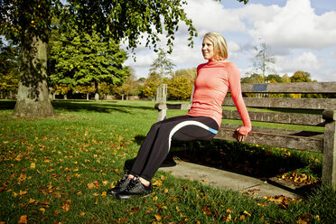 Woman exercising on park bench - CUF33298