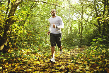 Mann joggt im Wald - CUF33300