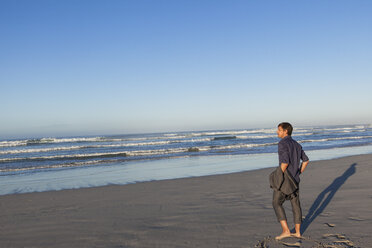 Man enjoying beach - CUF33302