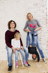 Studio-Porträt eines winkenden Paares mit Sohn und Tochter - CUF33333