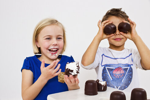 Studioaufnahme von Bruder und Schwester mit Schokoladen-Marshmallows - CUF33344