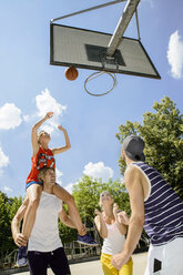 Eine Gruppe von Freunden hat Spaß beim Basketballspielen - CUF33350