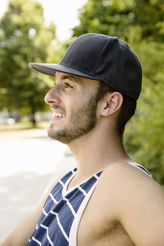 Junger männlicher Basketballspieler macht eine Pause im Park, lizenzfreies Stockfoto