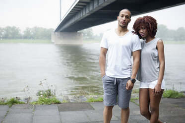 Porträt eines jungen Paares an einer Brücke, Düsseldorf, Deutschland - CUF33413