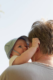 Vater hält seine kleine Tochter - CUF33420