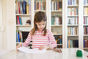 Little girl painting at home - LVF07126