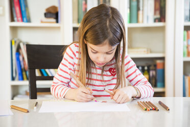 Little girl painting at home - LVF07127