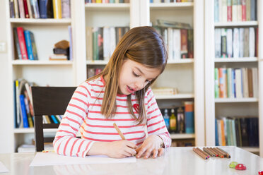 Little girl painting at home - LVF07128