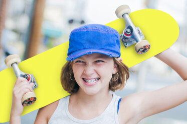 Skateboard-Mädchen mit zahnigem Lächeln und Zahnspange - ISF14143