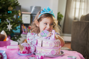 Weibliches Kleinkind und Geburtstagstorte auf Party - ISF14155