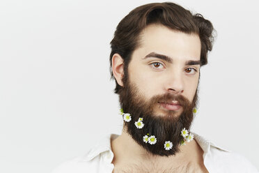 Porträt eines Mannes mit Blumen im Bart - ISF14162