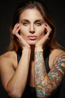Porträt einer Frau mit tätowierten Armen - ISF14175