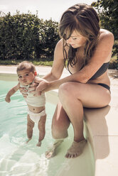 Mutter und kleine Tochter beim Planschen im Schwimmbad - CUF33496