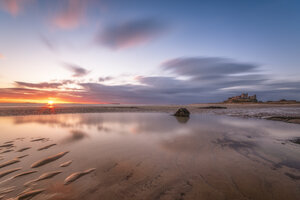 Vereinigtes Königreich, England, Northumberland, Bamburgh Castle bei Sonnenaufgang - SMAF01037