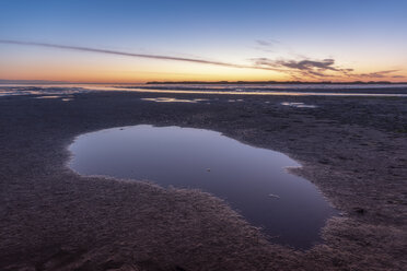 Vereinigtes Königreich, Northumberland, Wasserpfütze auf Wattenmeer bei Sonnenaufgang - SMAF01040