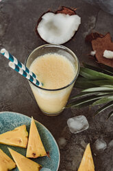 Frische Ananas und Kokosnuss, Saft im Glas - JPF00329