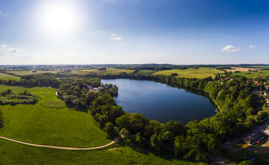 Deutschland, Mecklenburg-Vorpommern, Mecklenburgische Seenplatte, Mecklenburgische Schweiz, Luftbild von Schloss Schorssow, Haussee - AMF05768