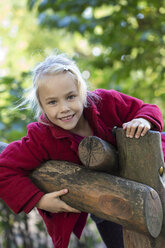 Portrait of smiling blond girl in autumn - JFEF00880
