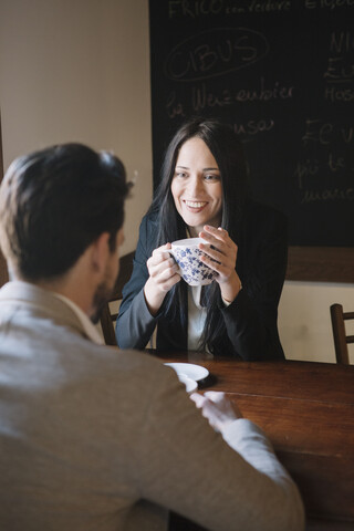 Elegantes Paar im Gespräch in einem Cafe, lizenzfreies Stockfoto