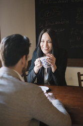 Elegantes Paar im Gespräch in einem Cafe - ALBF00545