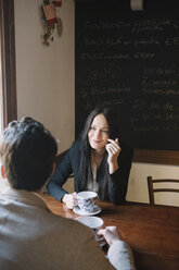 Elegantes Paar im Gespräch in einem Cafe - ALBF00547