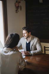 Elegantes Paar im Gespräch in einem Cafe - ALBF00548